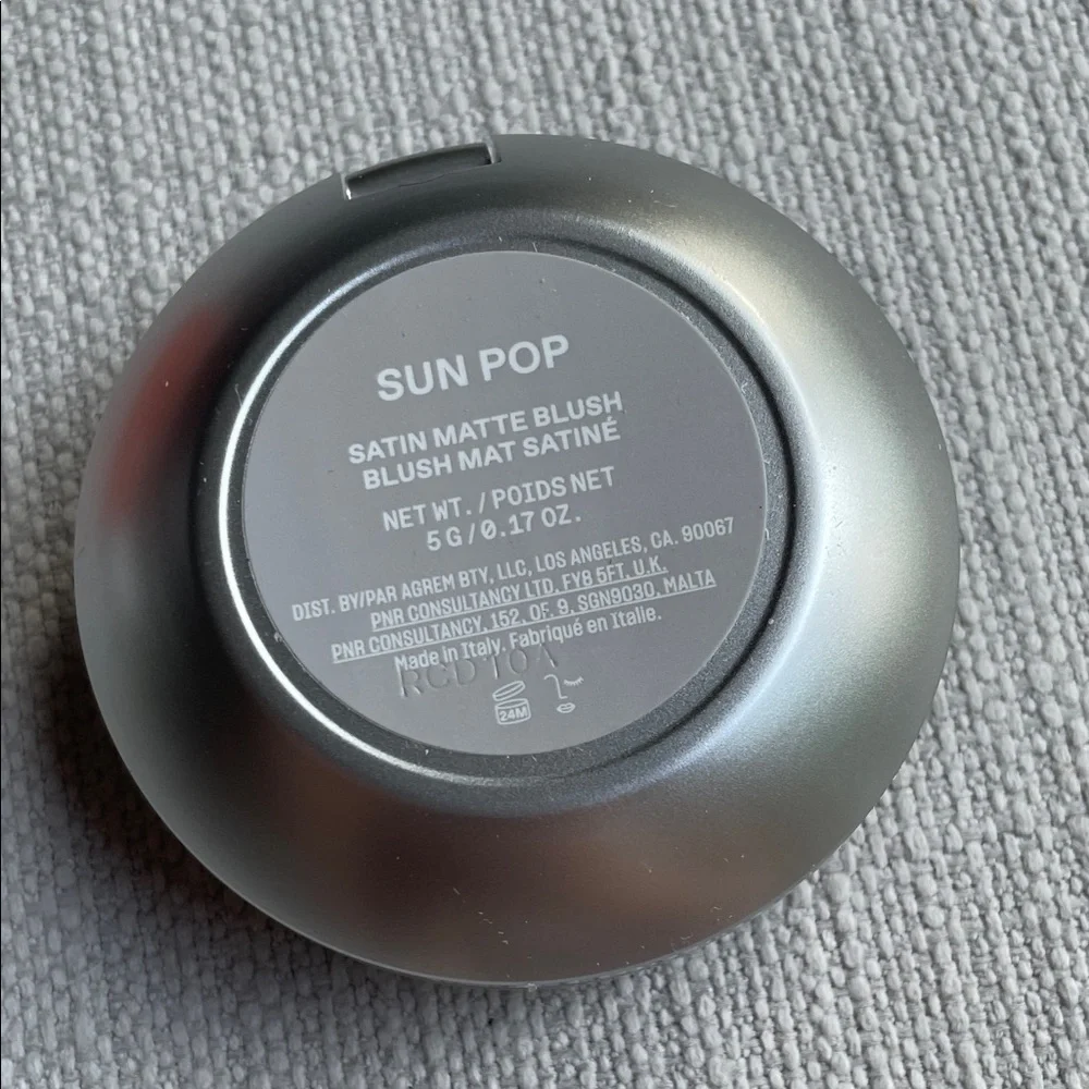 r.e.m. beauty Hyphenova Satin Matte Blush - Sun Pop